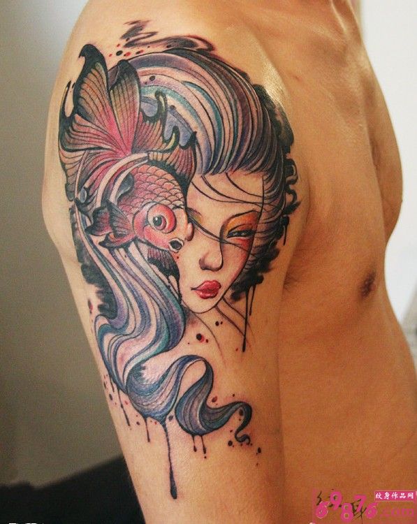 手臂彩绘美女头像鱼纹身图片