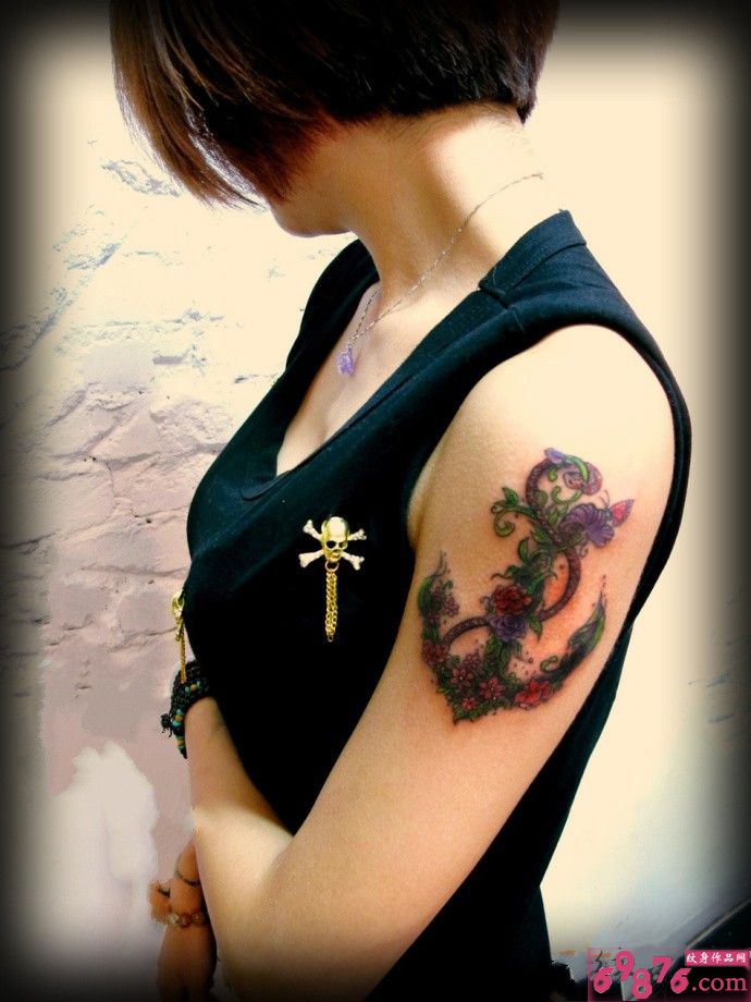 花藤船锚大臂创意刺青图片