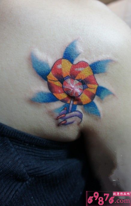 后肩红唇棒棒糖创意纹身图片