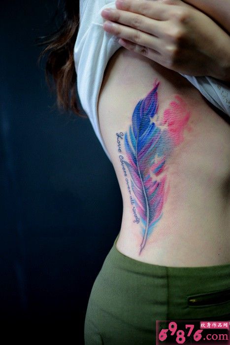 腰部唯美亮色羽毛纹身图案图片