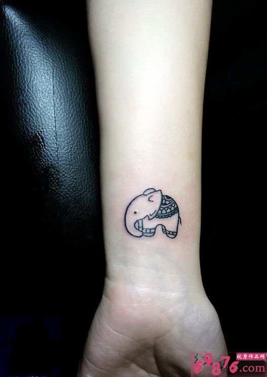 手腕简约小象纹身图片