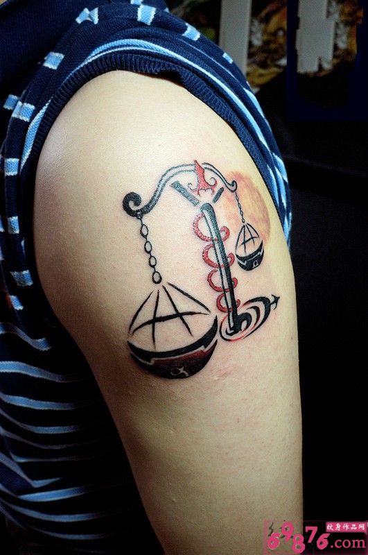 大臂天平纹身图案图片
