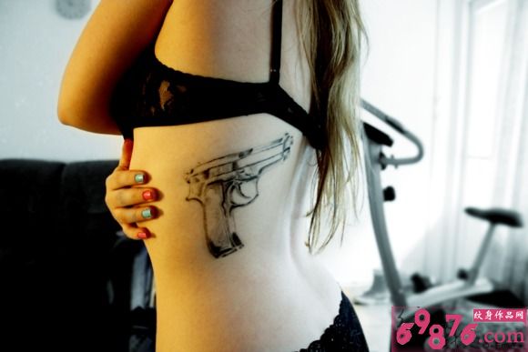侧腰黑白手枪纹身图片