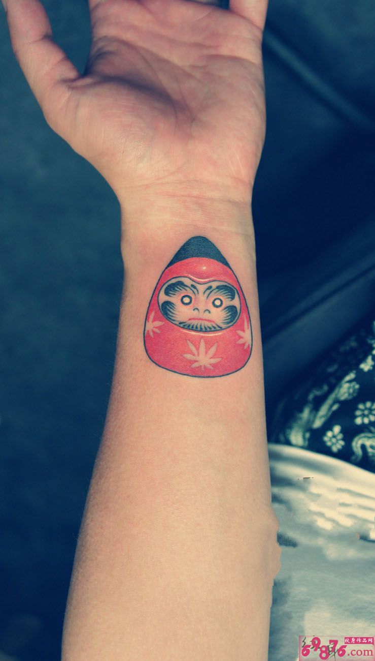 吉他拨片小达摩手臂纹身图片