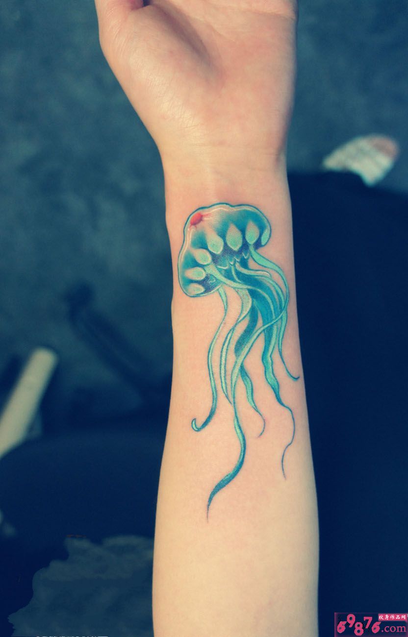 蓝色可爱小水母纹身图片图片