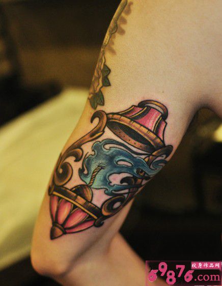 复古油灯欧美手臂纹身图图片