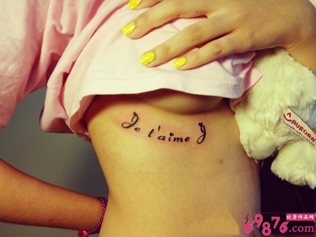 胸部性感法文纹身图片