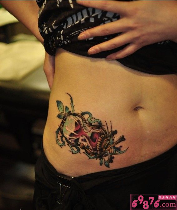 性感沙漏腰部纹身图片