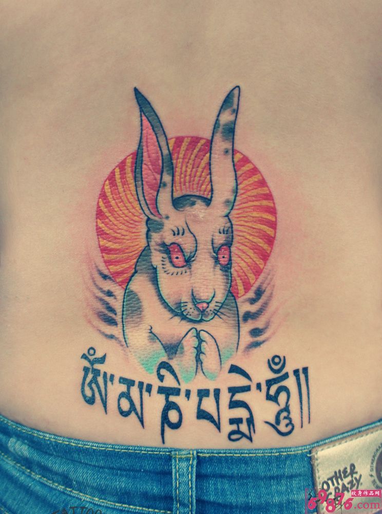 后腰可爱小兔仙英文纹身图片