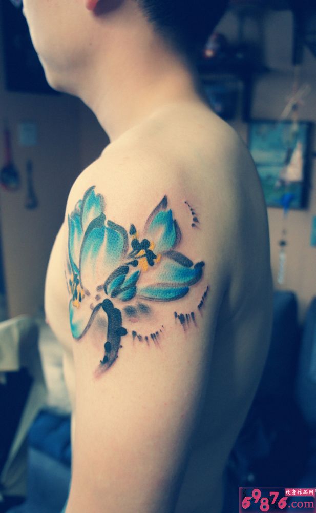 水墨风莲花手臂纹身图片