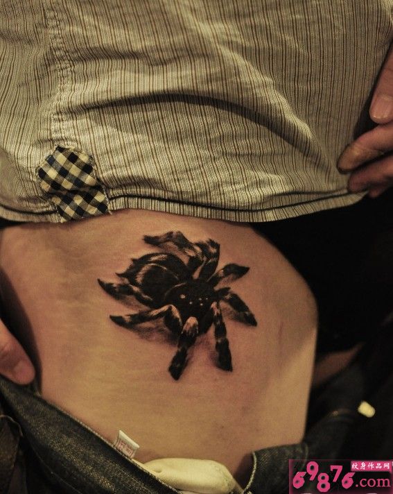 腰部霸气毒蜘蛛纹身图片
