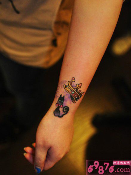小猫咪皇冠手腕纹身图片