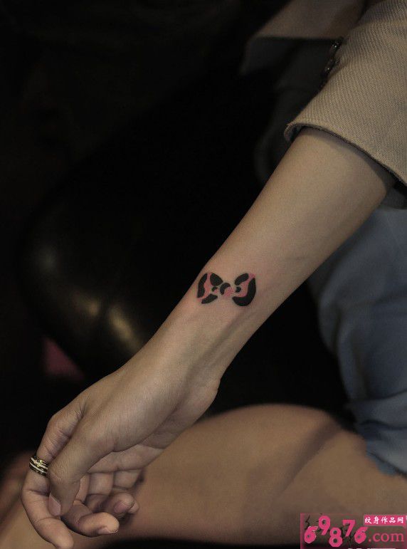 手腕小清新蝴蝶结纹身图片