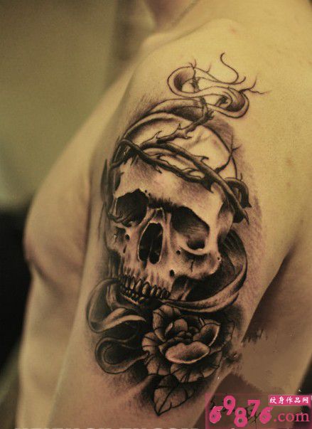 欧美另类骷髅与花手臂纹身图片