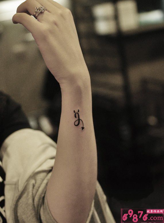 手腕小清新星座纹身图片