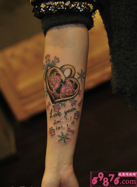 创意雪花心锁手臂纹身图片