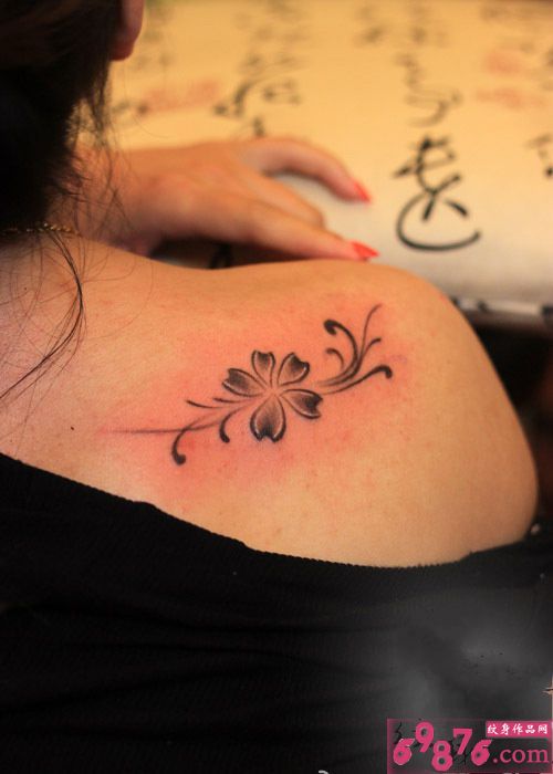 肩部四叶草清新纹身图片