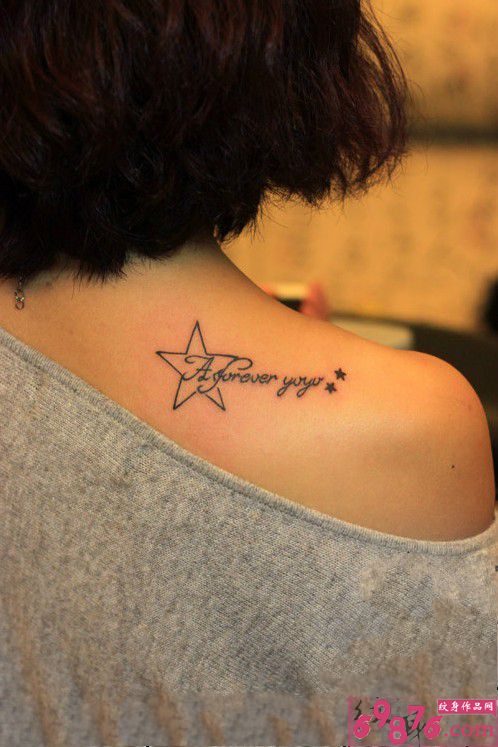 女孩肩上星星英文清新纹身图图片