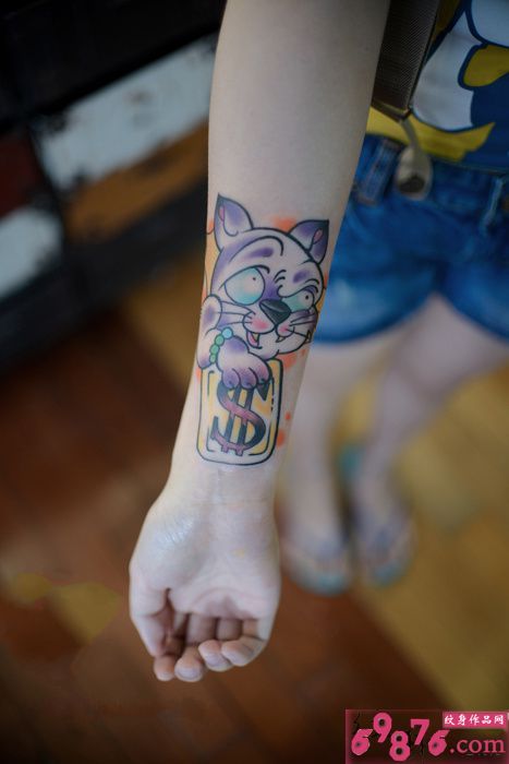 小臂可爱拜金喵星人纹身图片