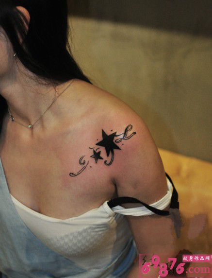 女生肩部简约好看的小星星纹身图片图片