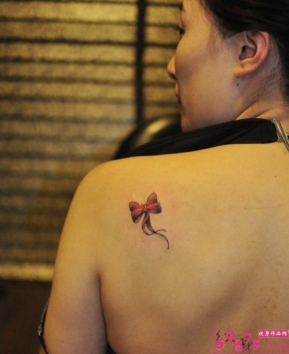 后肩简单小蝴蝶结纹身图片