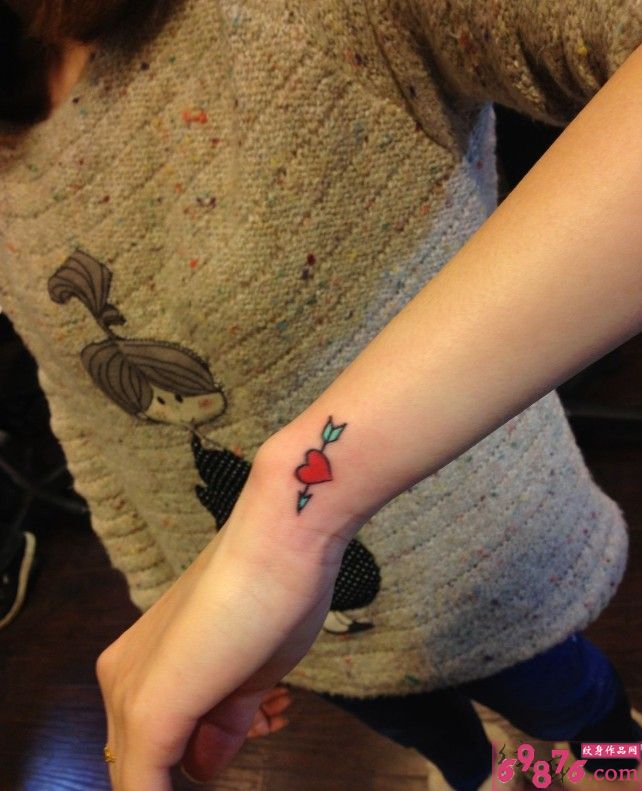 手腕一箭穿心唯美纹身图片缩略频道推荐图