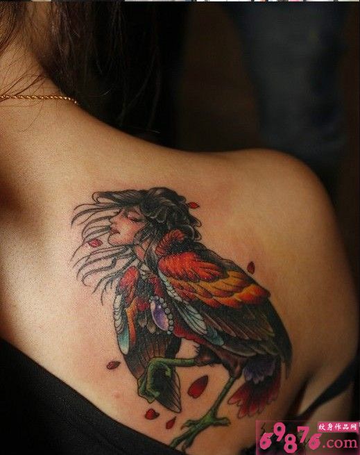 香肩另类美女头像鸟纹身图片