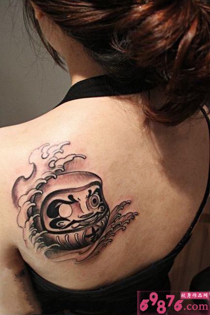 女生后肩达摩不倒翁纹身图片