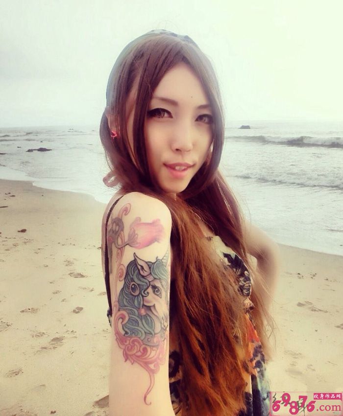 小美女手臂玫瑰独角兽时尚纹身图片