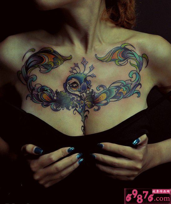 女生胸口霸气羽毛纹身图片