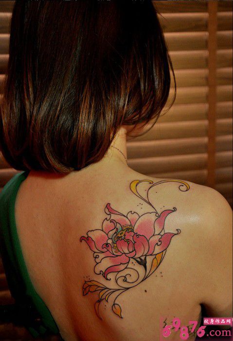 性感香肩莲花纹身图片