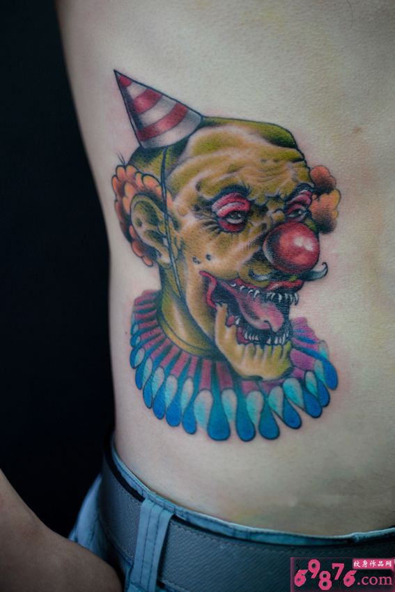 另类欧美风小丑腰部纹身图片