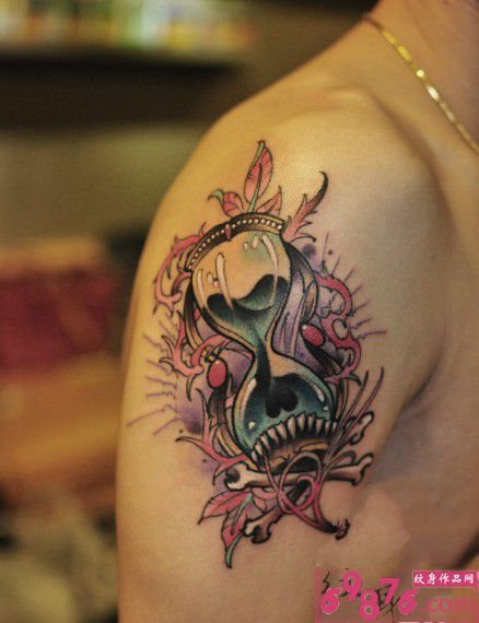 欧美沙漏花藤大臂纹身图片