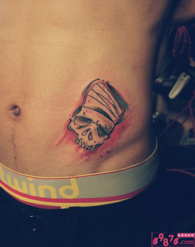 侧腰骷髅头创意纹身图片