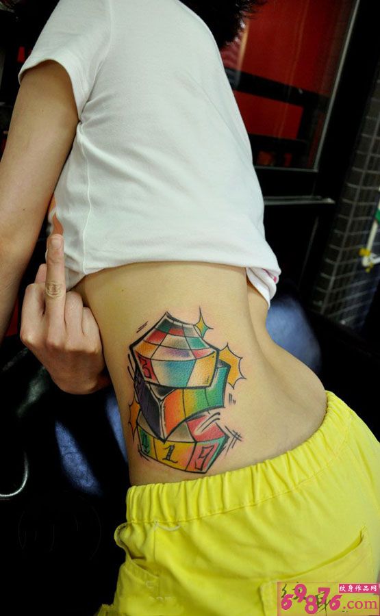 幸福魔方腰部创意纹身图片