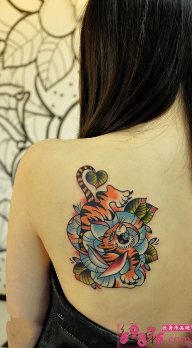女生肩部可爱好看的小老虎纹身图案图片