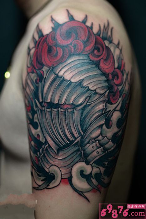 欧美中世纪头盔另类手臂纹身图片