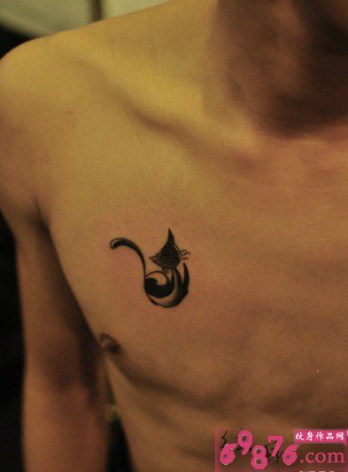 胸口小黑猫纹身图片