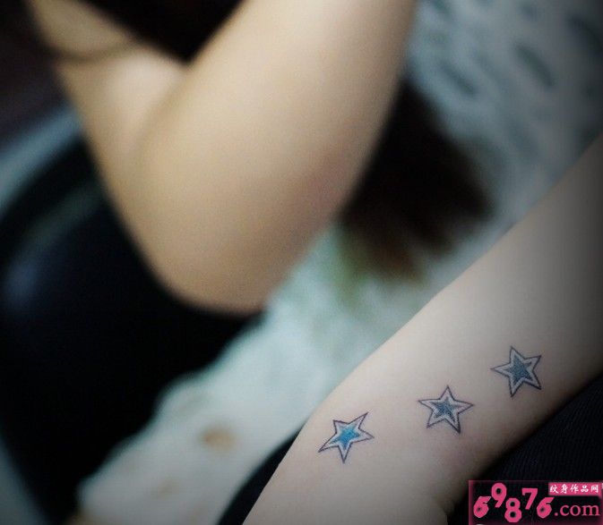 手腕清新小星星纹身图片
