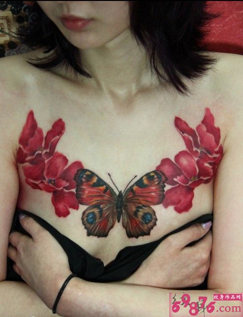 美女胸口花蝴蝶刺青图案图片