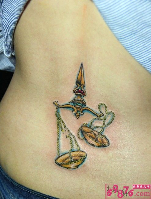 后腰天秤座纹身图片