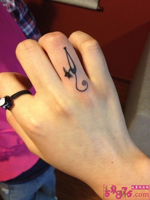 手指小图案猫咪纹身图片