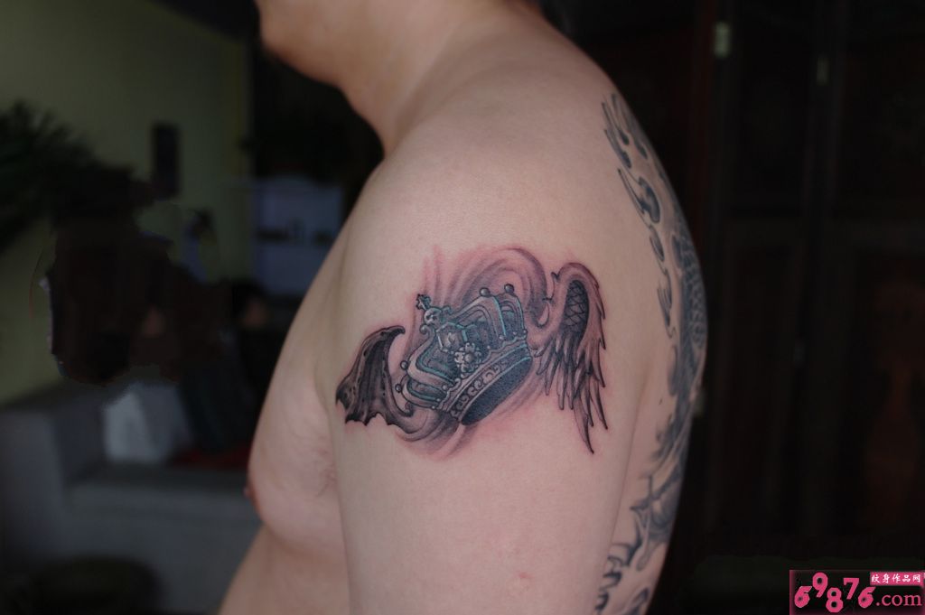 手臂国王皇冠纹身图片