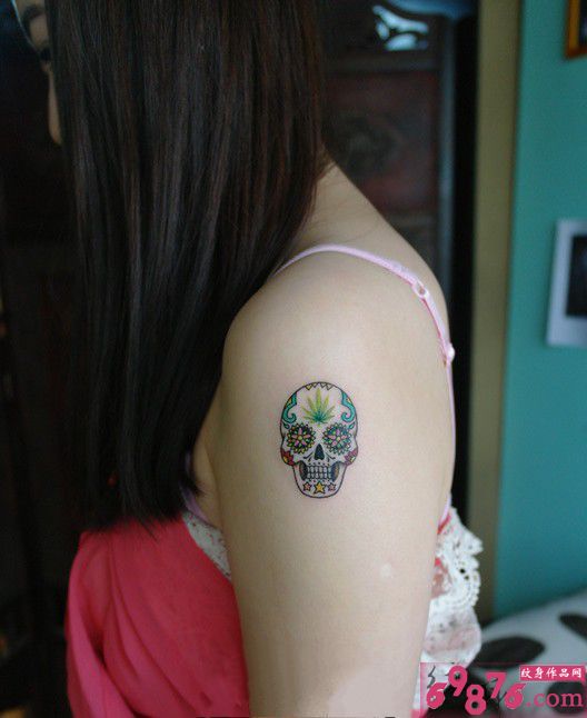 美女手臂彩色小骷髅纹身图片
