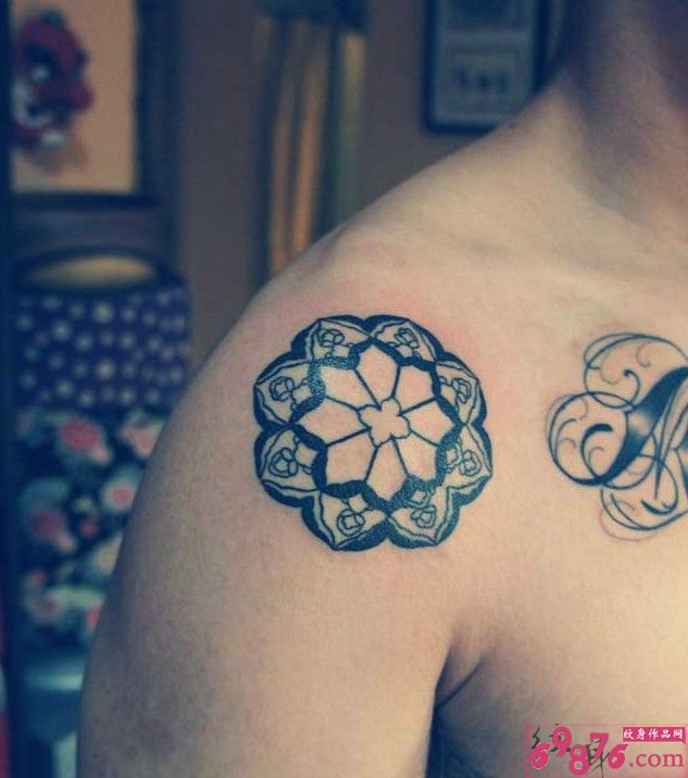 肩部另类花图腾纹身图片