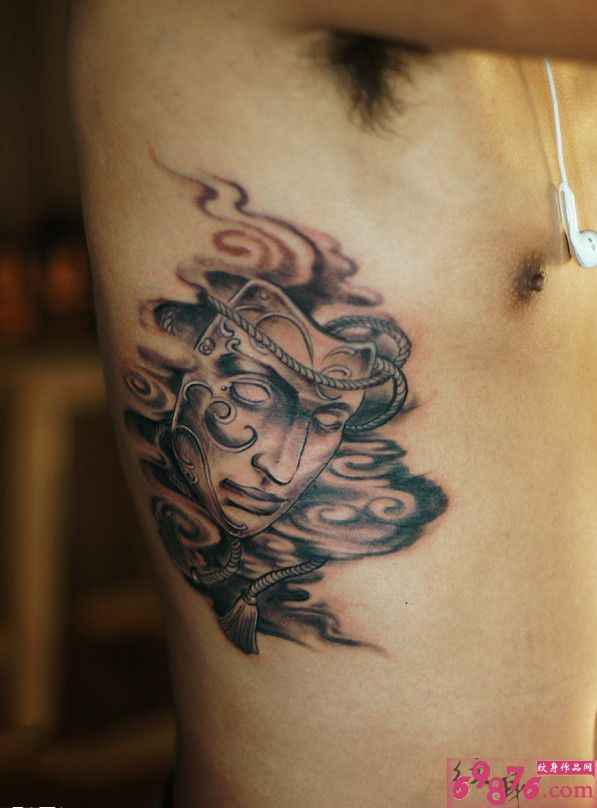 个性烟雾面具腰部纹身图片