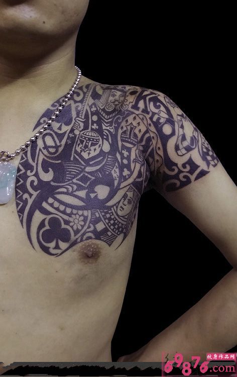 肩部霸气扑克K图腾纹身图片
