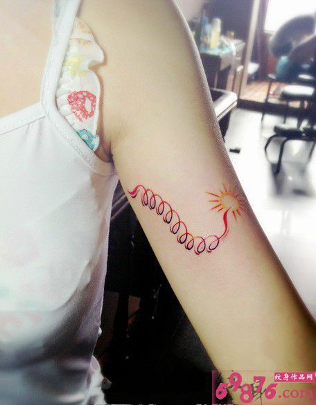 创意小火花手臂纹身图片