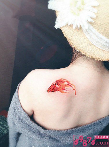 女生肩部唯美小金鱼纹身图片