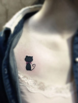 胸部性感小黑猫纹身图片